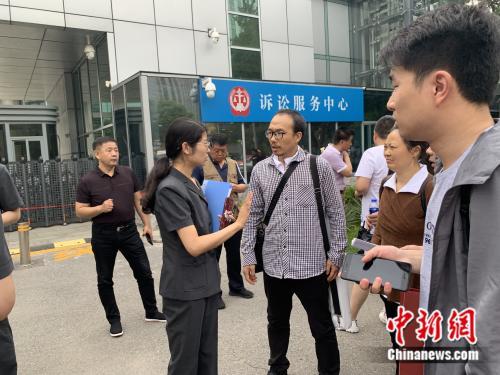謝中華及親朋參加一審開庭 楊雨奇 攝 點擊進入下一頁