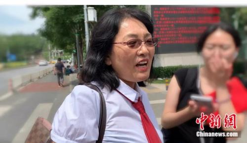 受害者方辯護律師姜麗萍接受媒體采訪 <a target='_blank' >中新網</a> 楊雨奇 攝 點擊進入下一頁